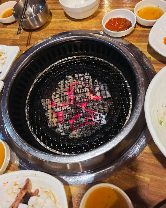 활활 타오르는 숯불이 담긴 휴대용 화로