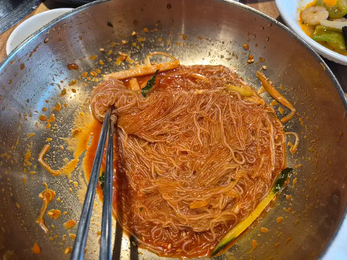새콤한 양념에 비벼진 비빔냉면