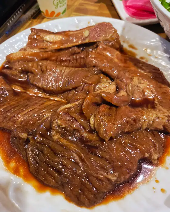 푸짐하게 담긴 돼지갈비