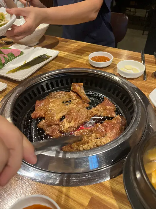 숯불 위에서 맛있게 구워지는 돼지갈비
