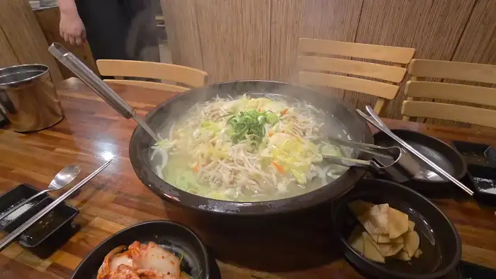 푸짐한 닭칼국수
