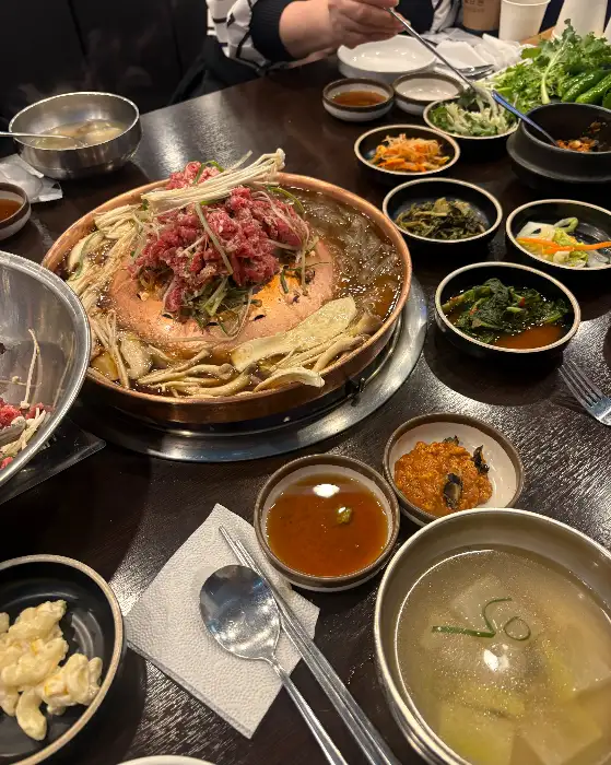 식탁 가득 차려진 푸짐한 한상차림