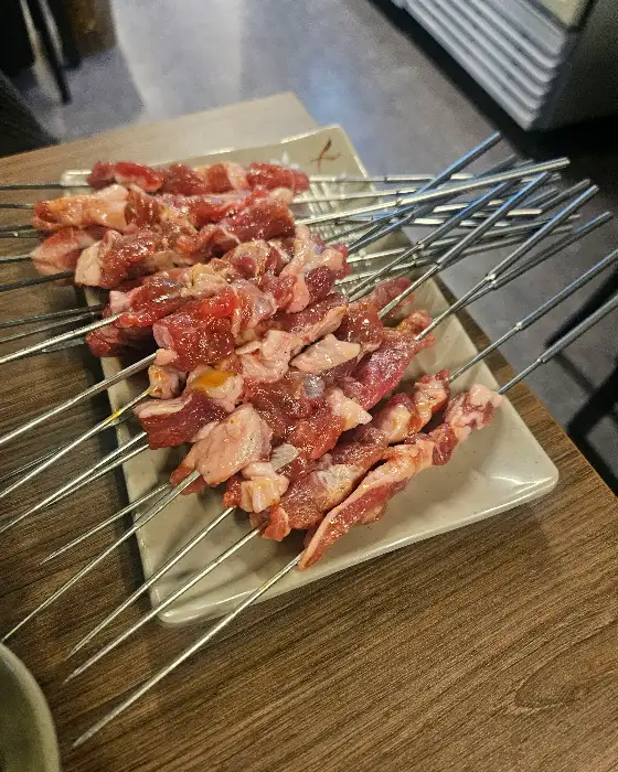 잘 정돈된 양꼬치 접시