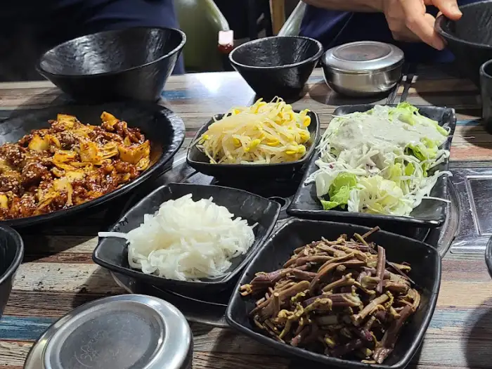 다양한 반찬과 밥