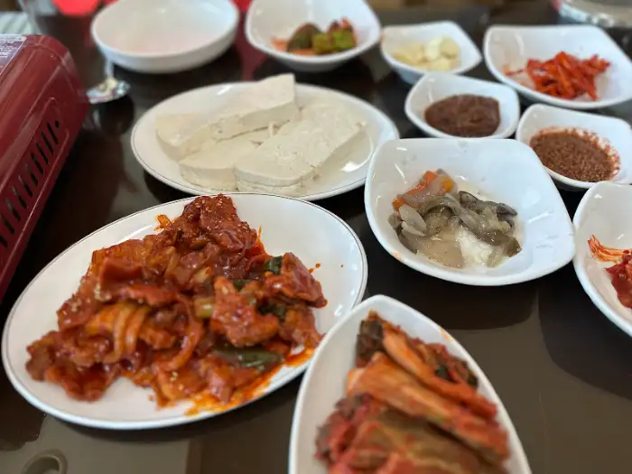밑반찬과 메인 요리 사진