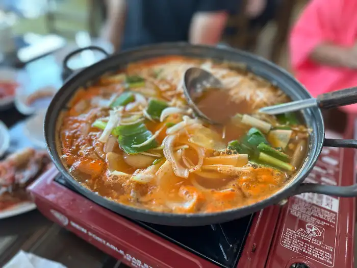 보글보글 끓고 있는 두부찌개 사진