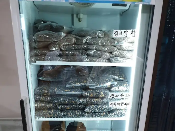 판매 중인 건나물과 젓갈 사진