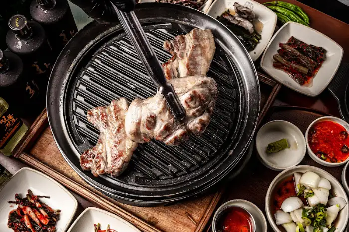 숯불 위에서 맛있게 구워지고 있는 삼겹살