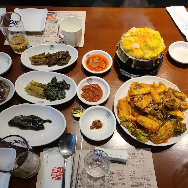다양한 밑반찬과 소스들