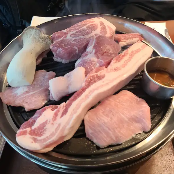 잘 익은 고기를 집는 집게