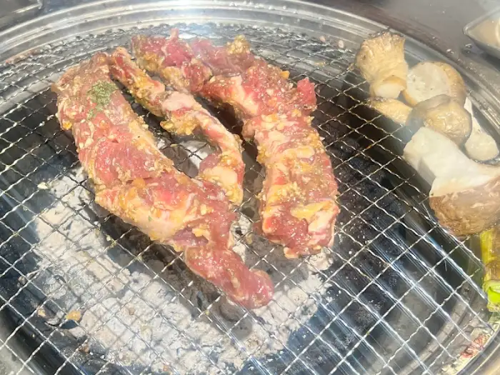 마늘양념소갈비가 숯불 위에서 맛있게 익고 있는 모습