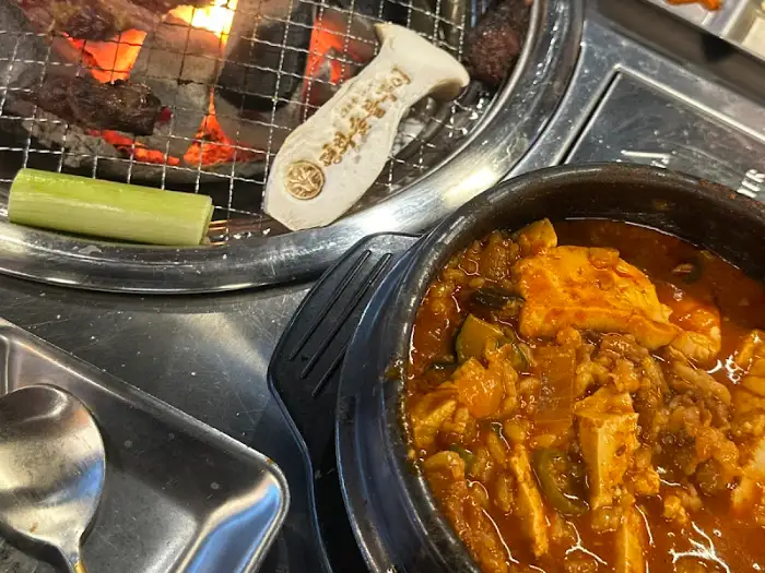 뚝배기에 보글보글 끓는 김치찌개