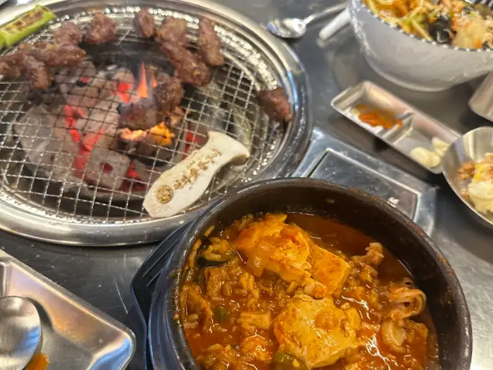 고기와 김치찌개가 함께 차려진 테이블 모습