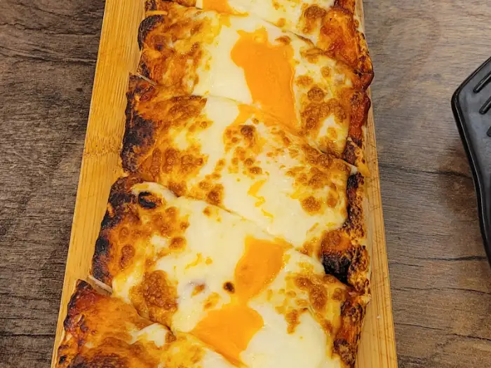 잘게 썰린 치즈 피자 조각들