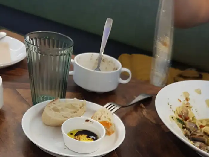 먹고 난 뒤 테이블 모습, 빵 조각, 올리브 오일, 스프 잔, 파스타 접시