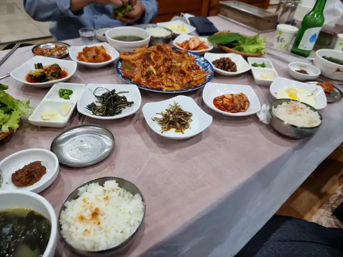 쌈 싸먹는 모습