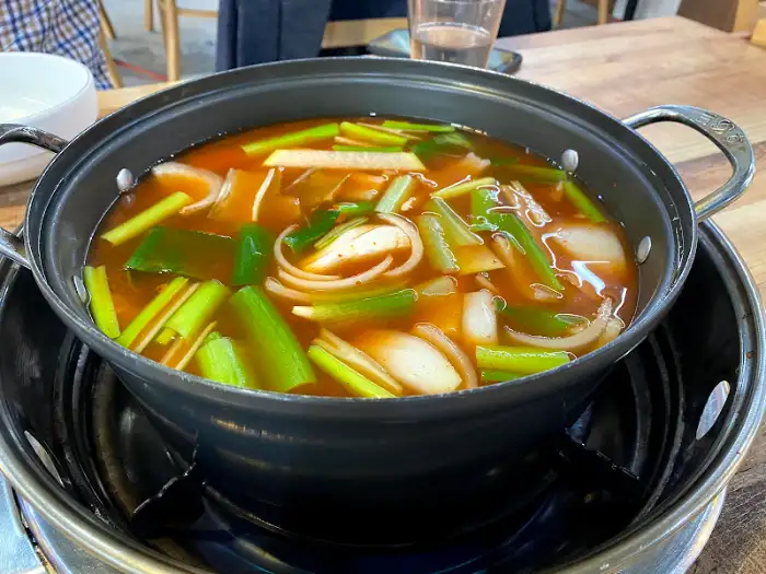 칼국수 육수와 채소