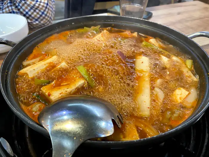 끓고 있는 칼국수 냄비