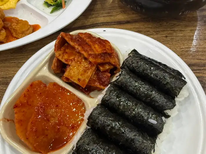 충무김밥과 곁들임 메뉴