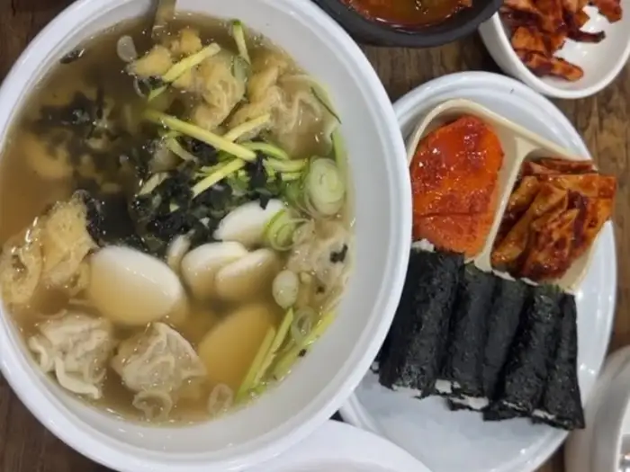 만둣국과 충무김밥, 곁들임 메뉴