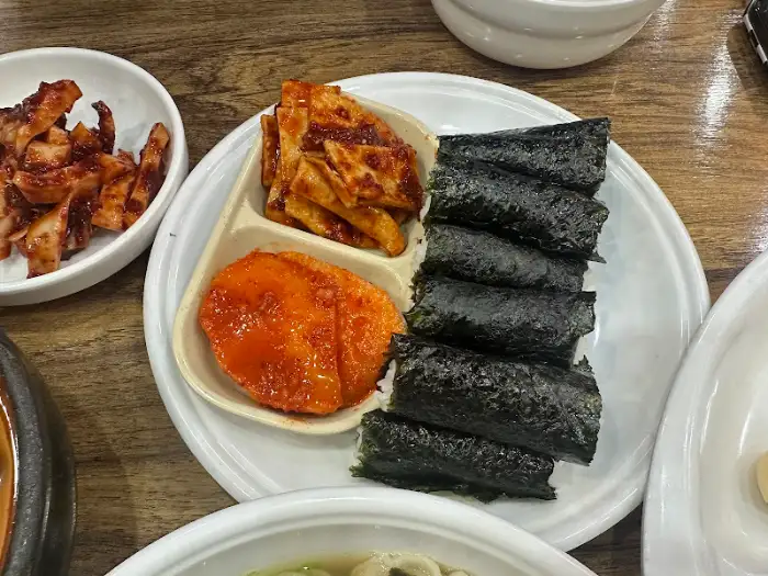 충무김밥과 곁들임 메뉴 (또 다른 각도)