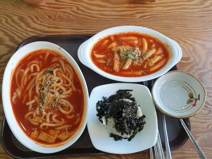 쟁반 위에 놓인 떡볶이, 국물 떡볶이, 주먹밥