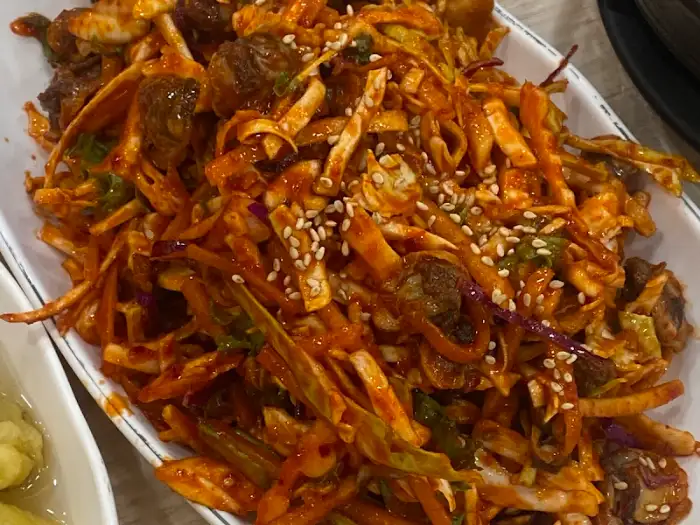 양념에 버무려진 꼬막무침