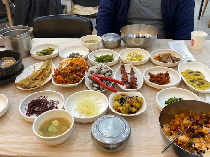 식탁에 놓인 다양한 음식들, 일부는 덮여 있음