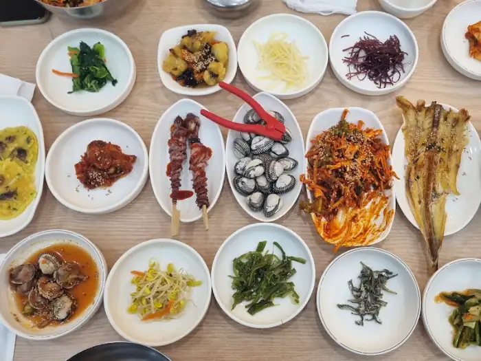 꼬막 찜, 꼬막 무침, 생선 구이 등 여러 요리