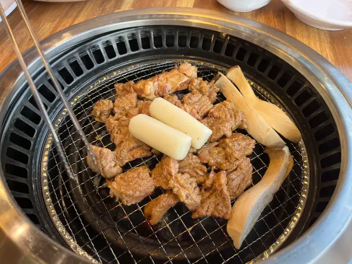 불판 위에 가득 올려진 솔가숯불갈비