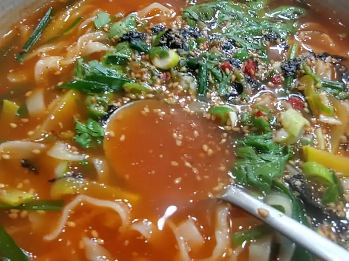 칼국수 면발과 국물 클로즈업