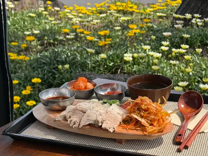 꽃밭과 함께 보이는 고기 요리