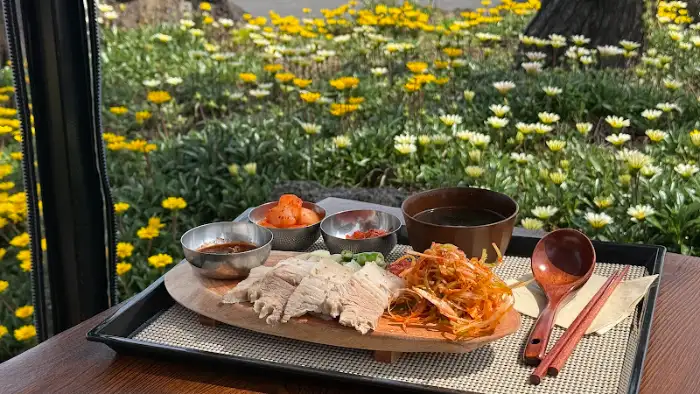 꽃밭과 함께 보이는 고기 요리