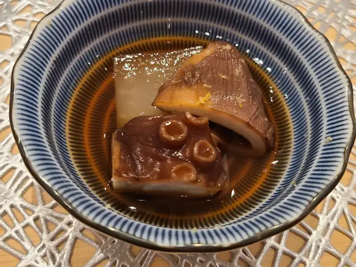 부드러운 문어 조림과 무