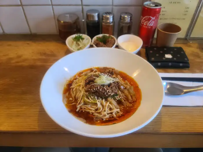 탄탄멘과 사이드 메뉴, 콜라가 놓인 식탁