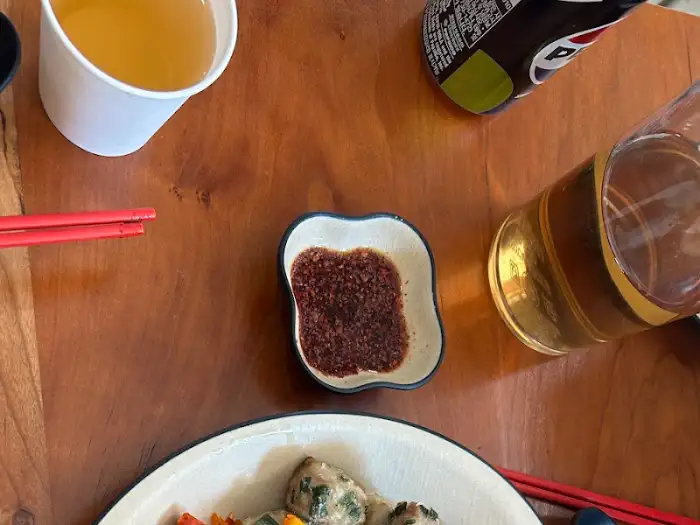 강동미엔의 테이블 세팅 (차, 소스, 맥주)
