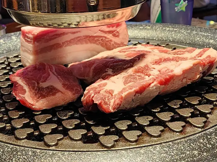 불판 위 삼겹살