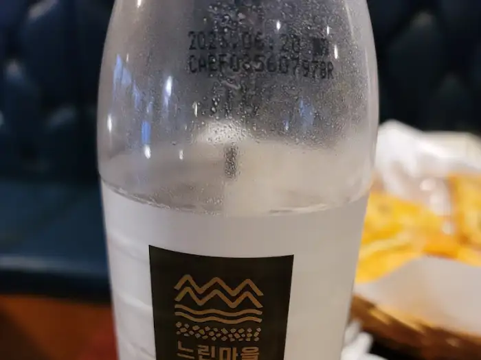 시원하게 김이 서린 막걸리 병