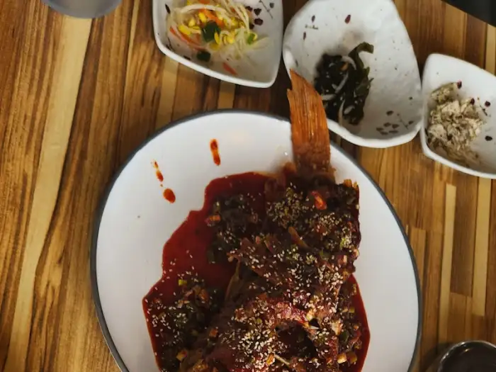우럭튀김과 함께 제공되는 정갈한 밑반찬들