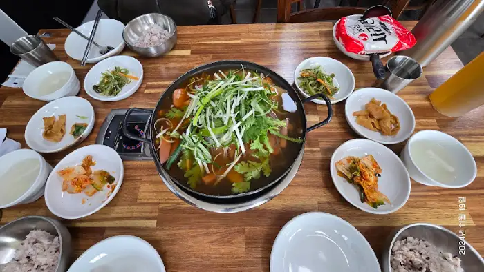 푸짐한 콩나물 부대찌개 상차림