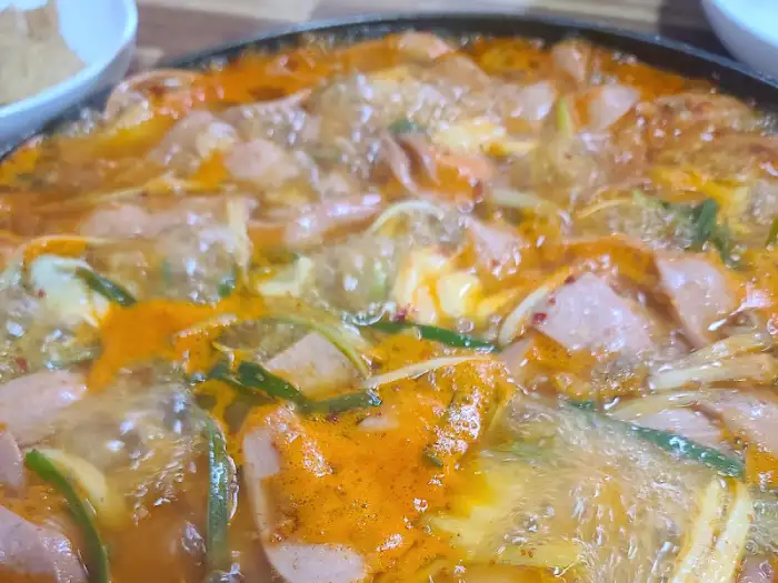 끓고 있는 콩나물 부대찌개 근접샷