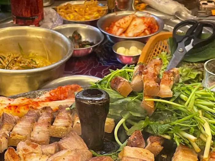 테이블에 차려진 다양한 반찬과 고기