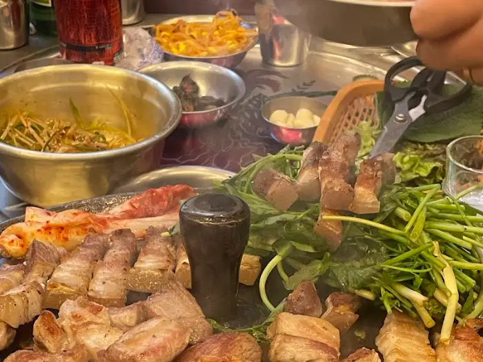 쌈 싸 먹는 모습