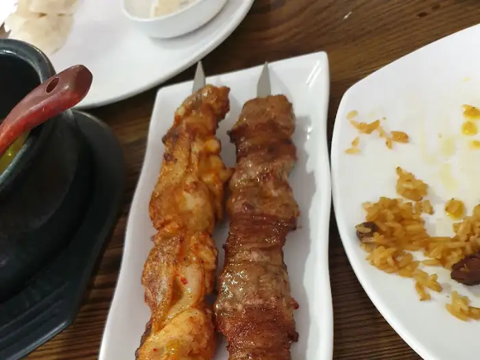 먹음직스러운 닭꼬치와 양꼬치