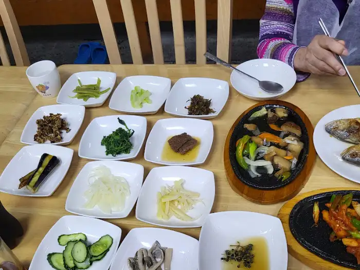 식탁에 펼쳐진 다양한 산채 나물 반찬들