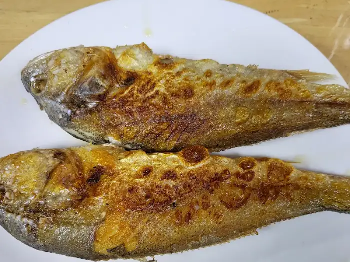 노릇하게 구워진 생선 두 마리