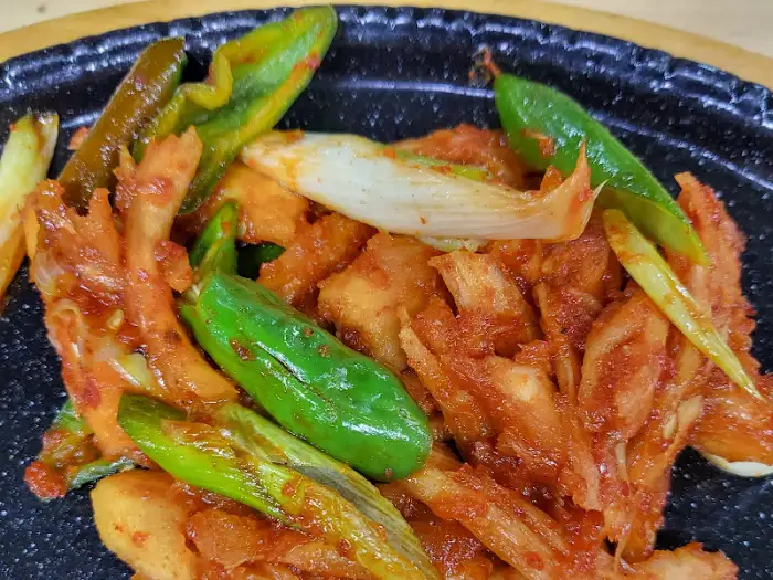 매콤한 양념에 버무려진 야채와 고기 요리