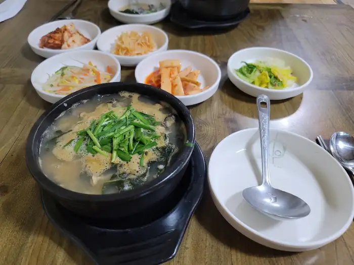 앞접시에 덜어낸 굴국밥의 모습
