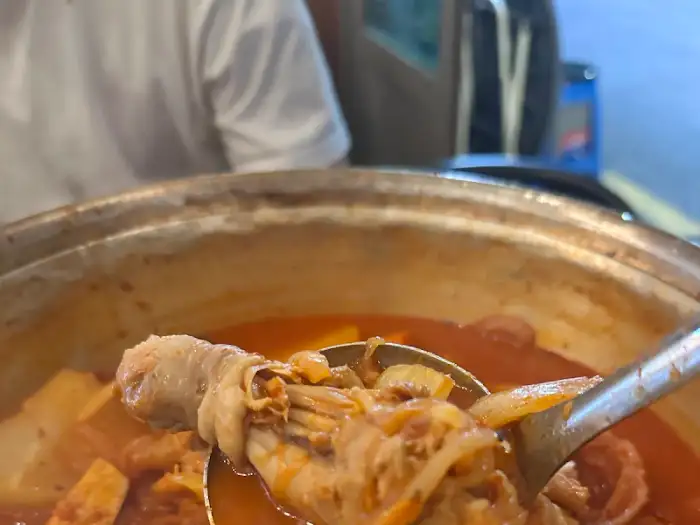 국자에 담긴 닭고기 조각