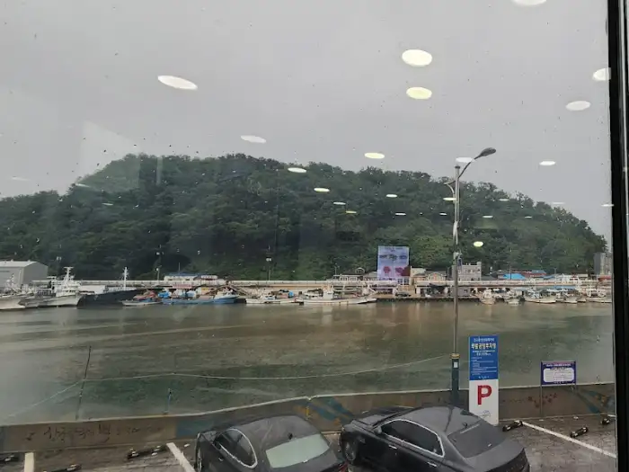 창밖으로 보이는 바다 풍경